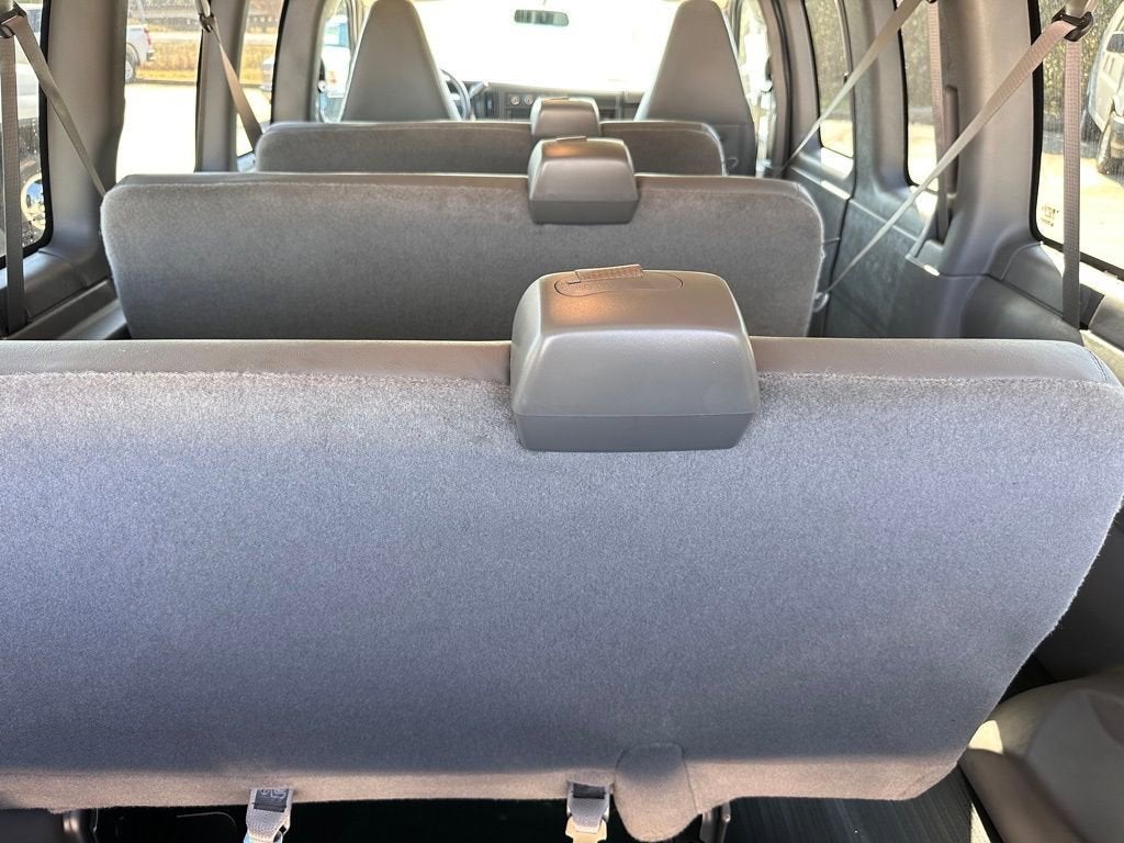 2025 Chevrolet Express Passenger 3500 1LS