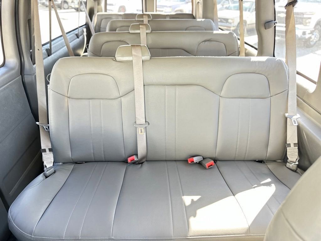 2025 Chevrolet Express Passenger 3500 1LS