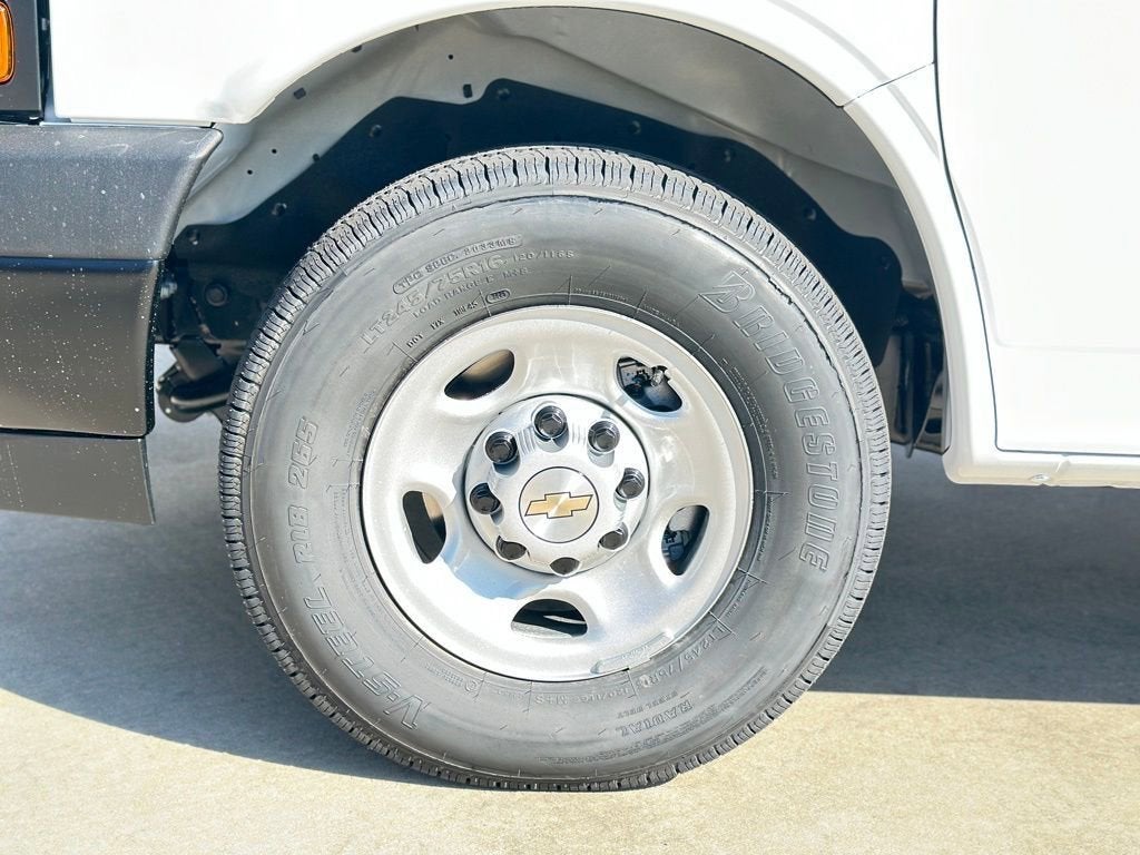 2025 Chevrolet Express Passenger 3500 1LS