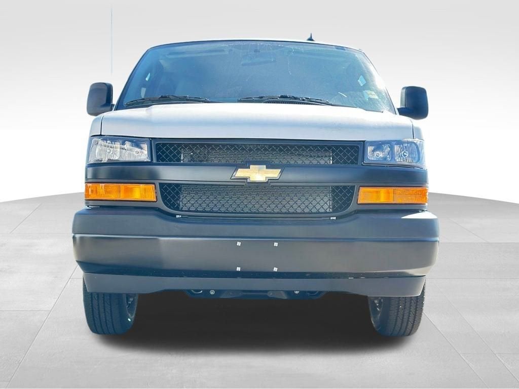 2025 Chevrolet Express Passenger 3500 1LS