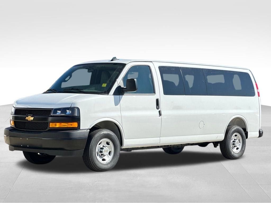 2025 Chevrolet Express Passenger 3500 1LS