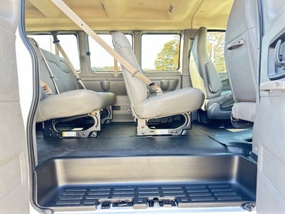 2025 Chevrolet Express Passenger 3500 1LS