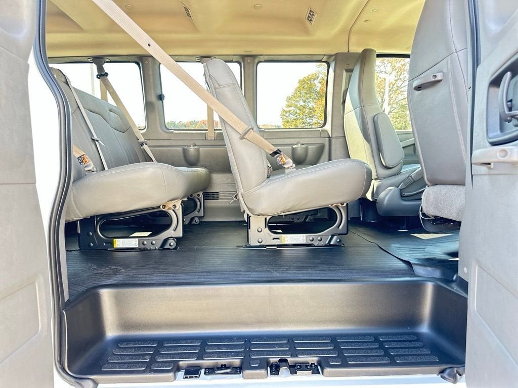 2025 Chevrolet Express Passenger 3500 1LS