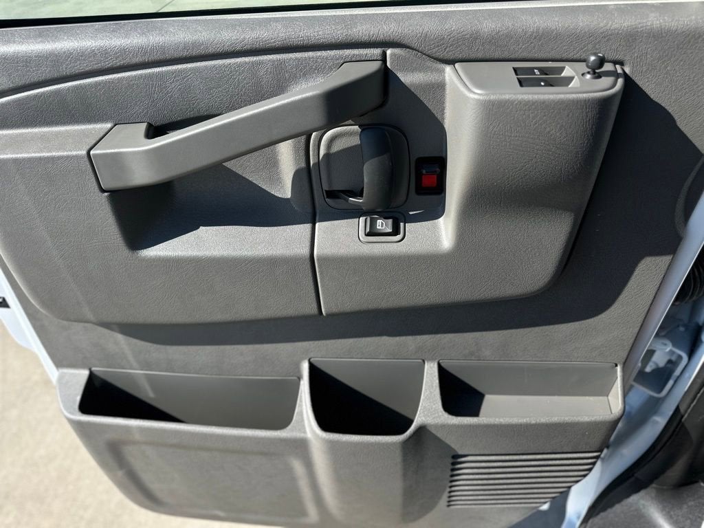 2025 Chevrolet Express Passenger 3500 1LS