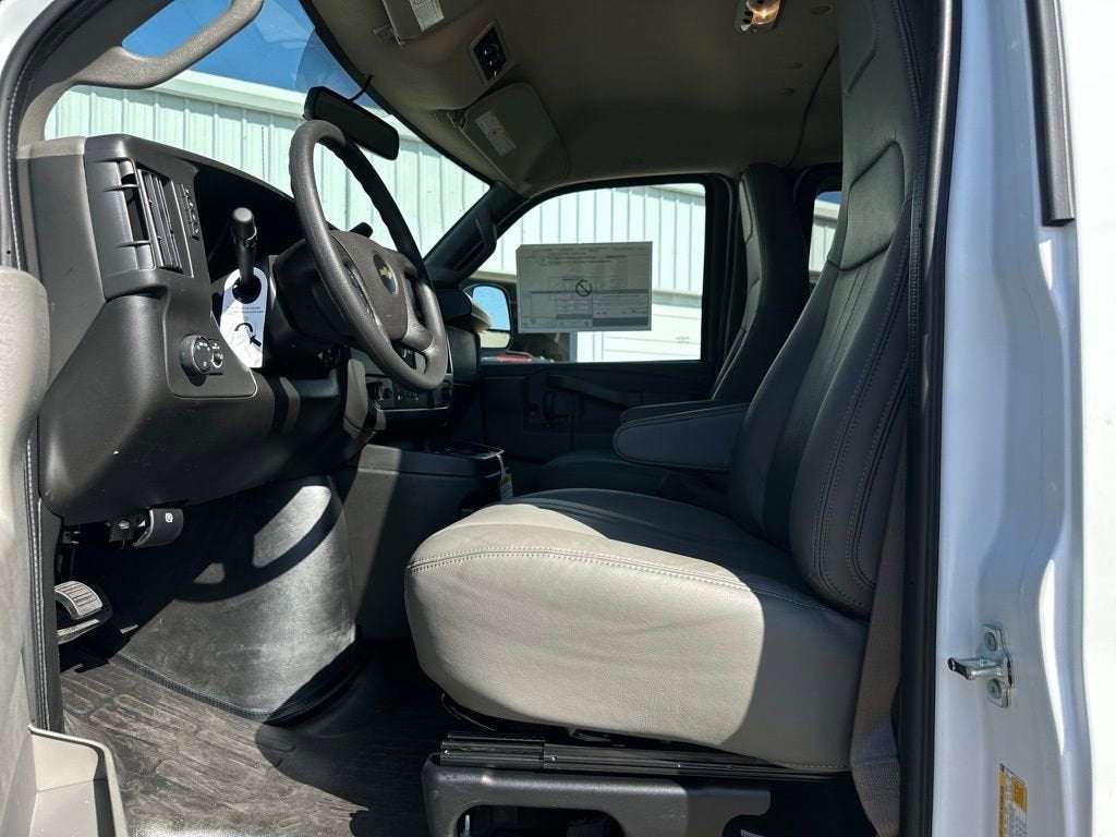 2025 Chevrolet Express Passenger 3500 1LS