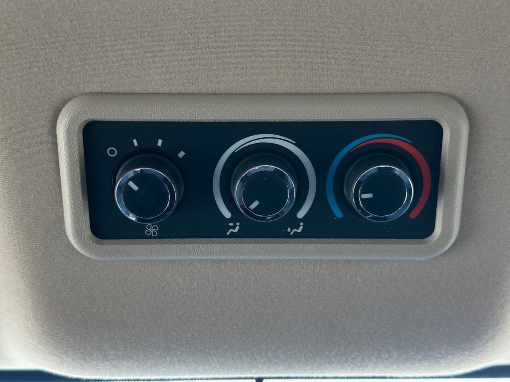 2025 Chevrolet Express Passenger 3500 1LS