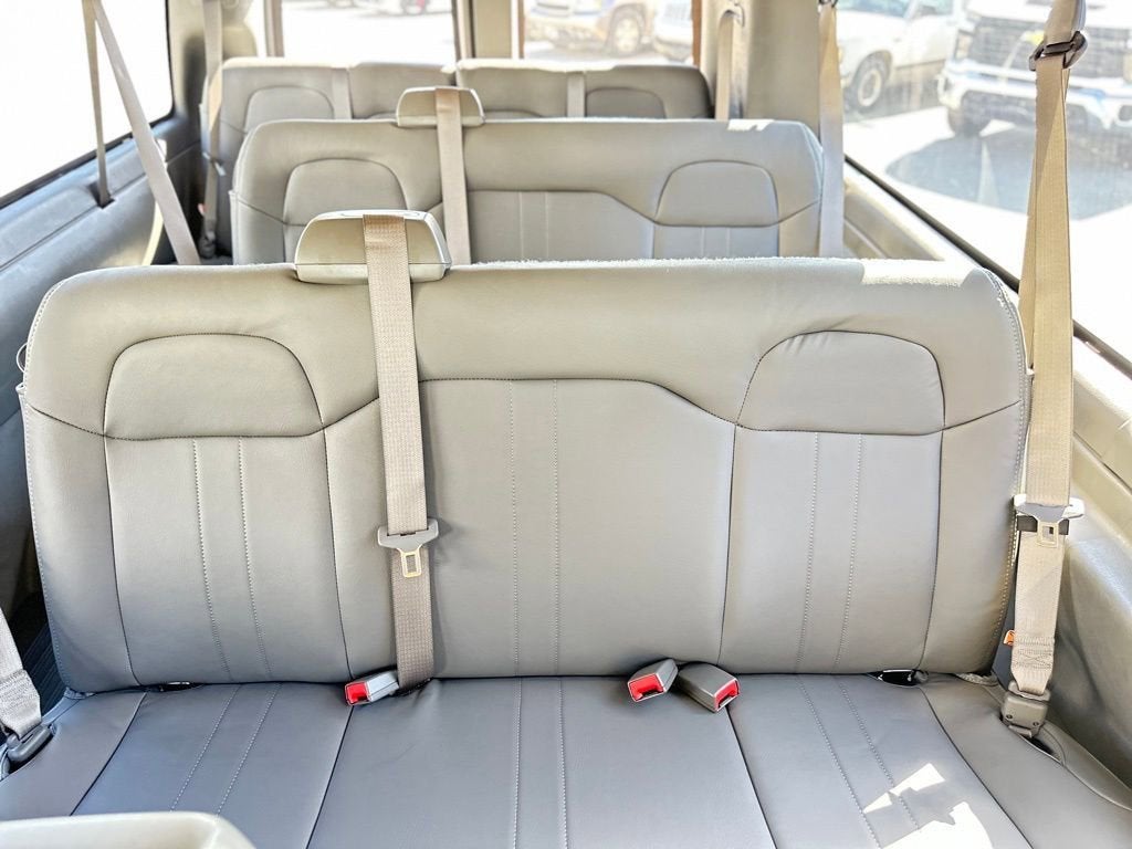 2025 Chevrolet Express Passenger 3500 1LS