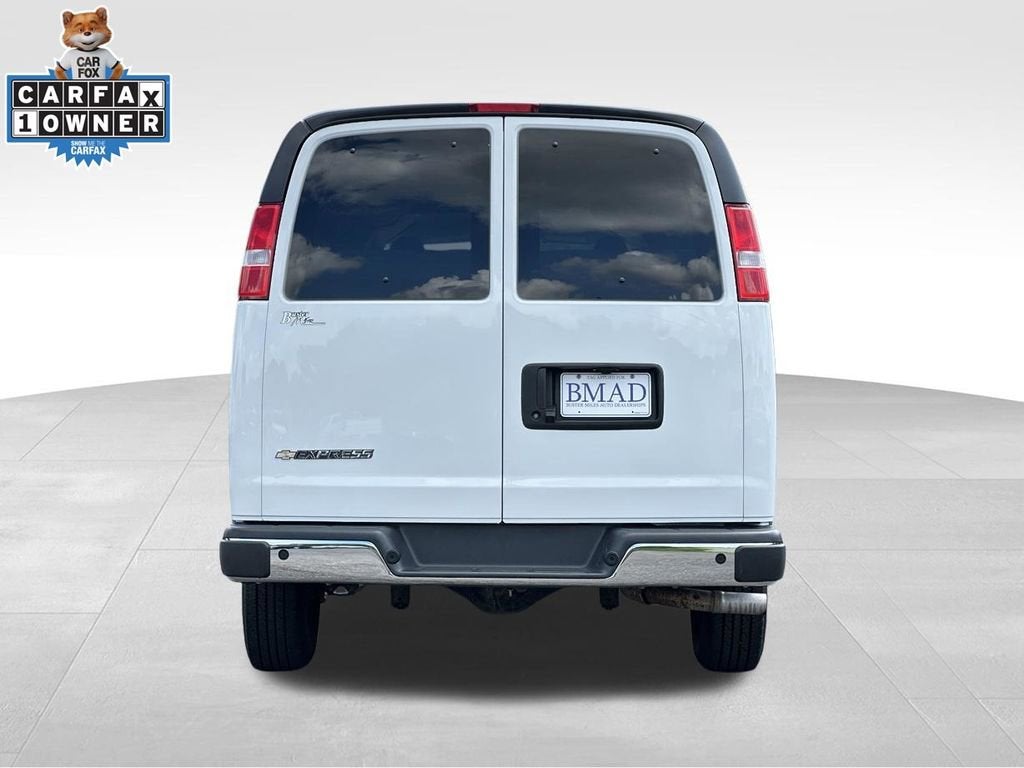 2025 Chevrolet Express Passenger 1LT