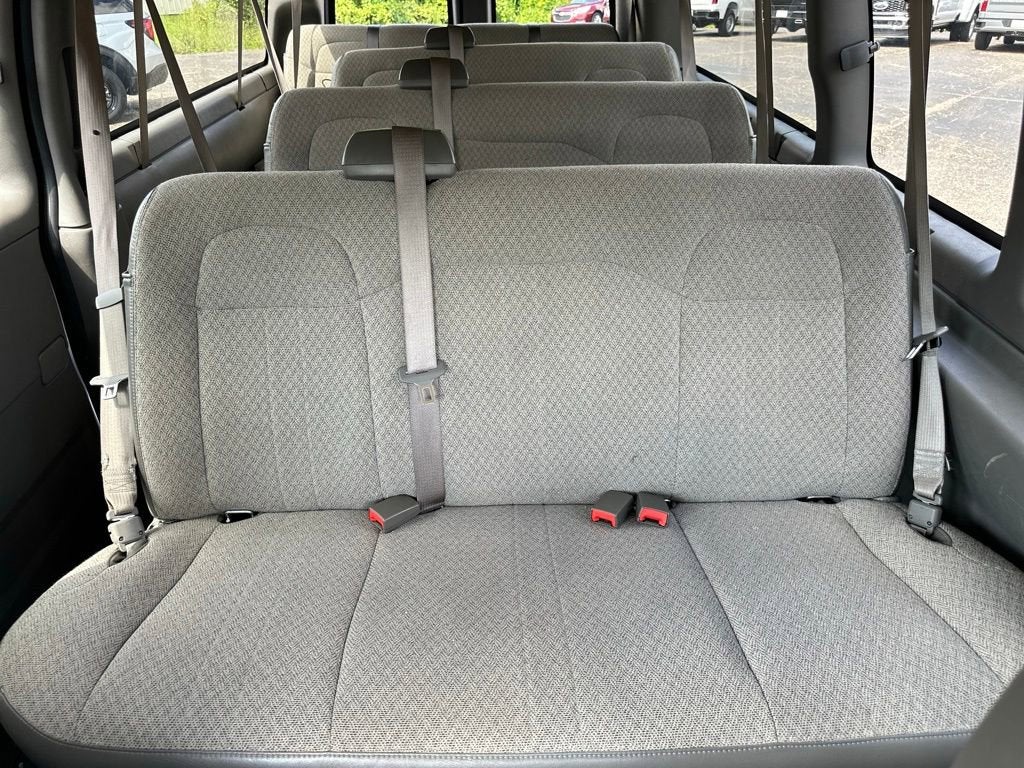 2025 Chevrolet Express Passenger 1LT