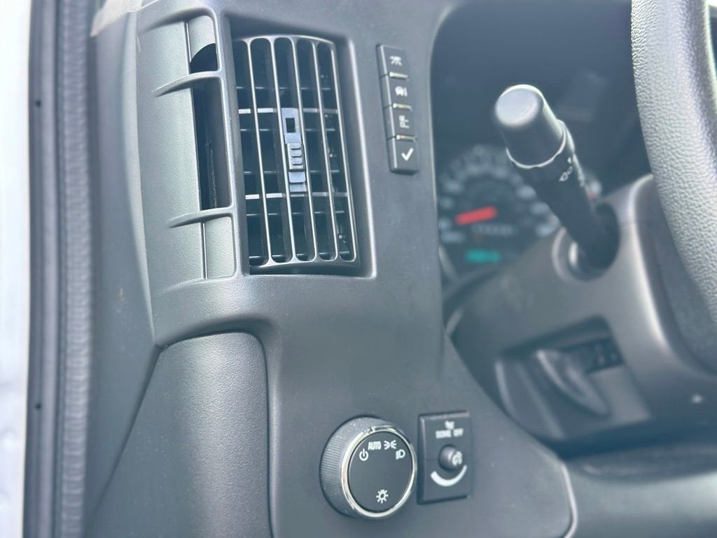 2025 Chevrolet Express Passenger 1LT