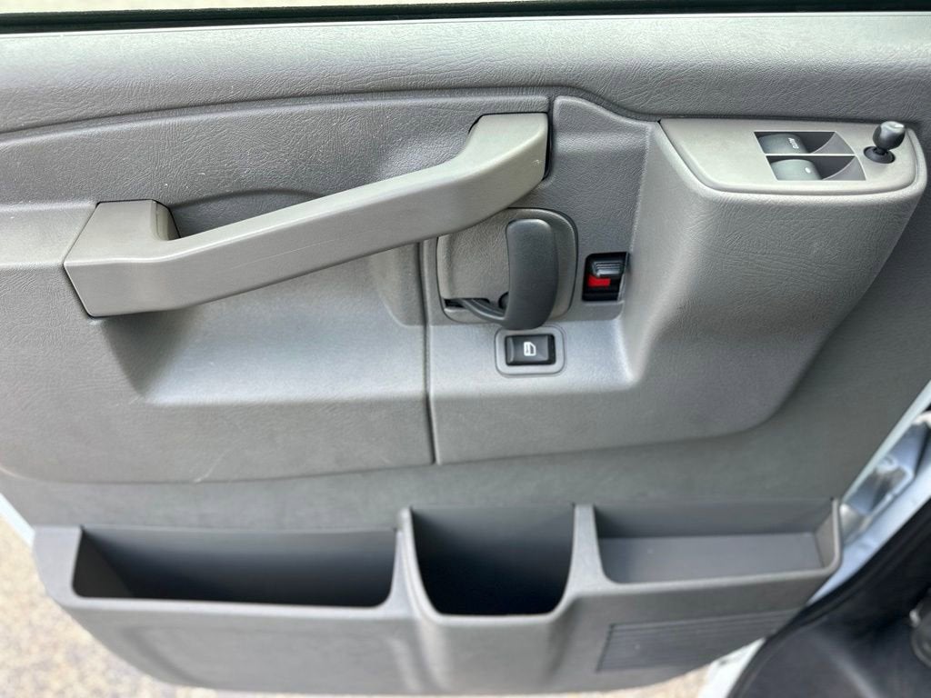 2025 Chevrolet Express Passenger 1LT