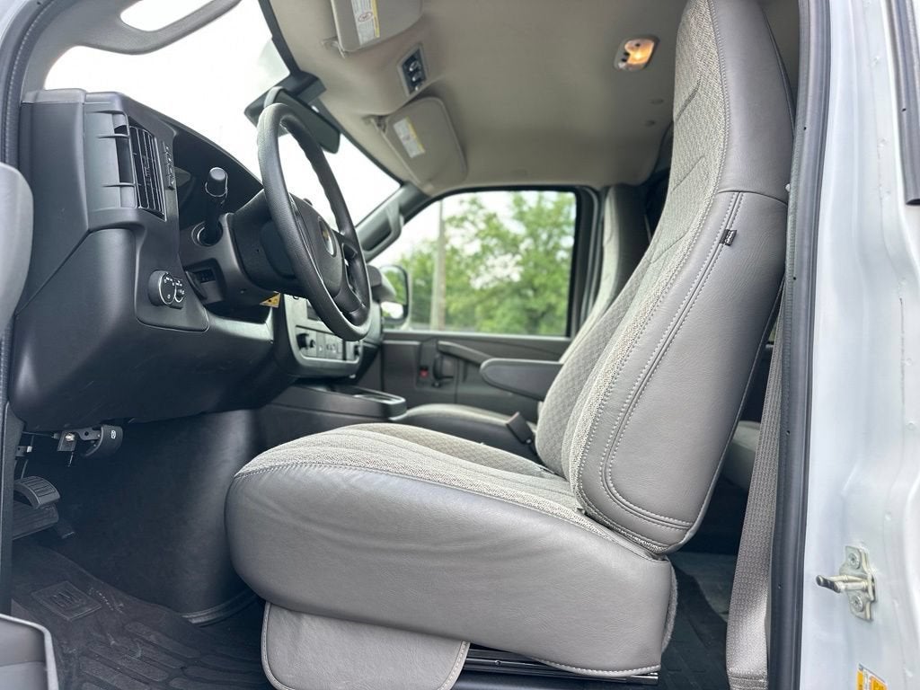2025 Chevrolet Express Passenger 1LT