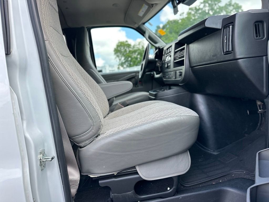 2025 Chevrolet Express Passenger 1LT