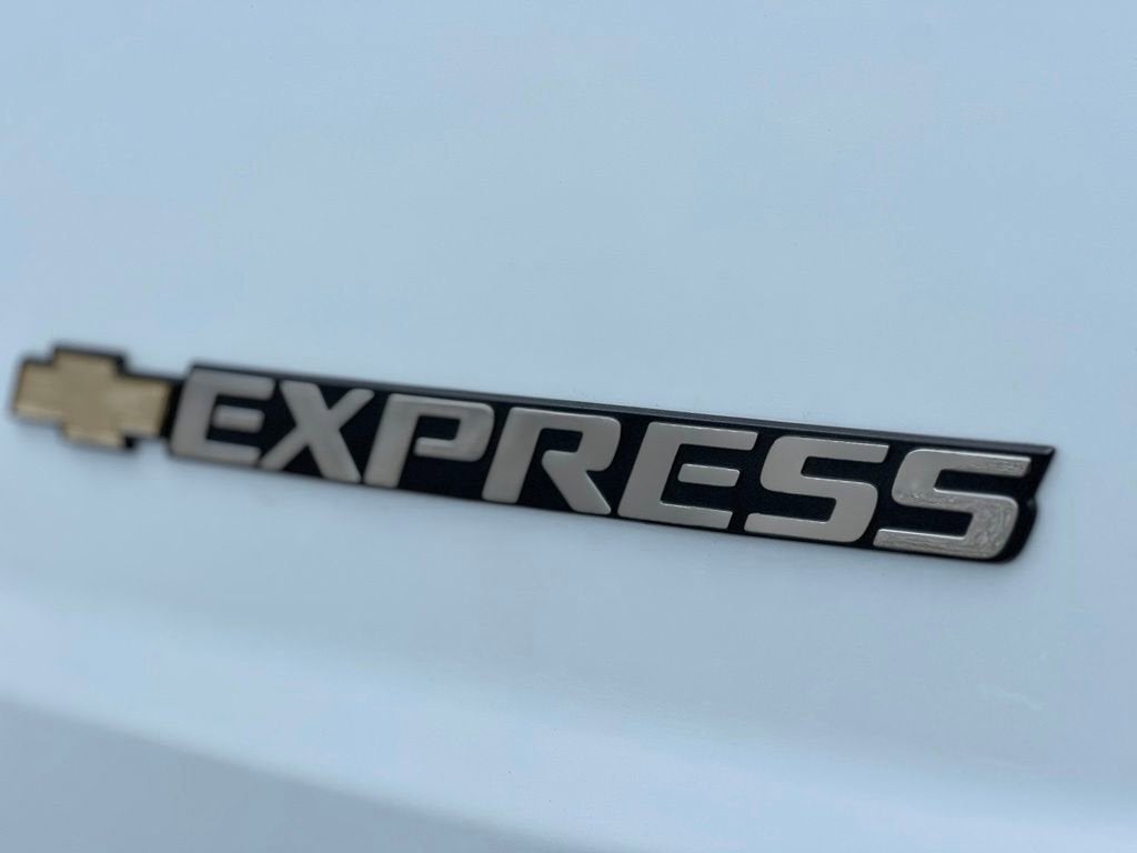 2025 Chevrolet Express Passenger 1LT