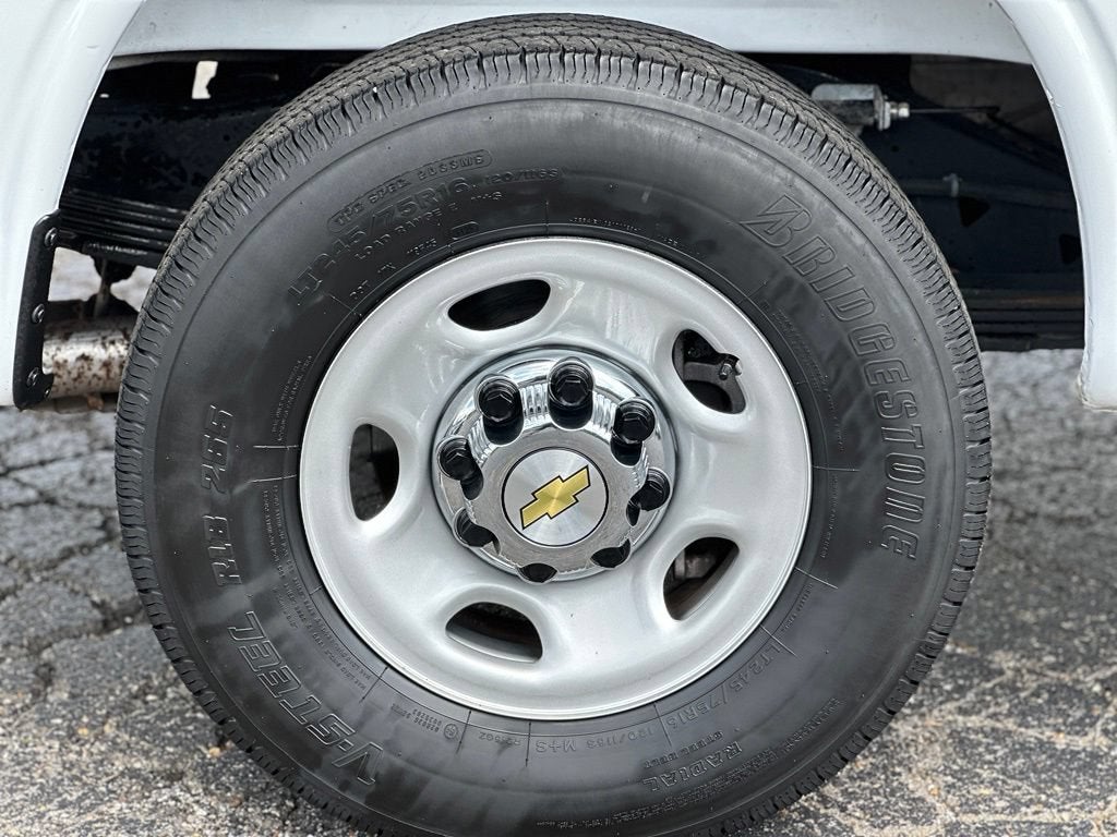 2025 Chevrolet Express Passenger 1LT