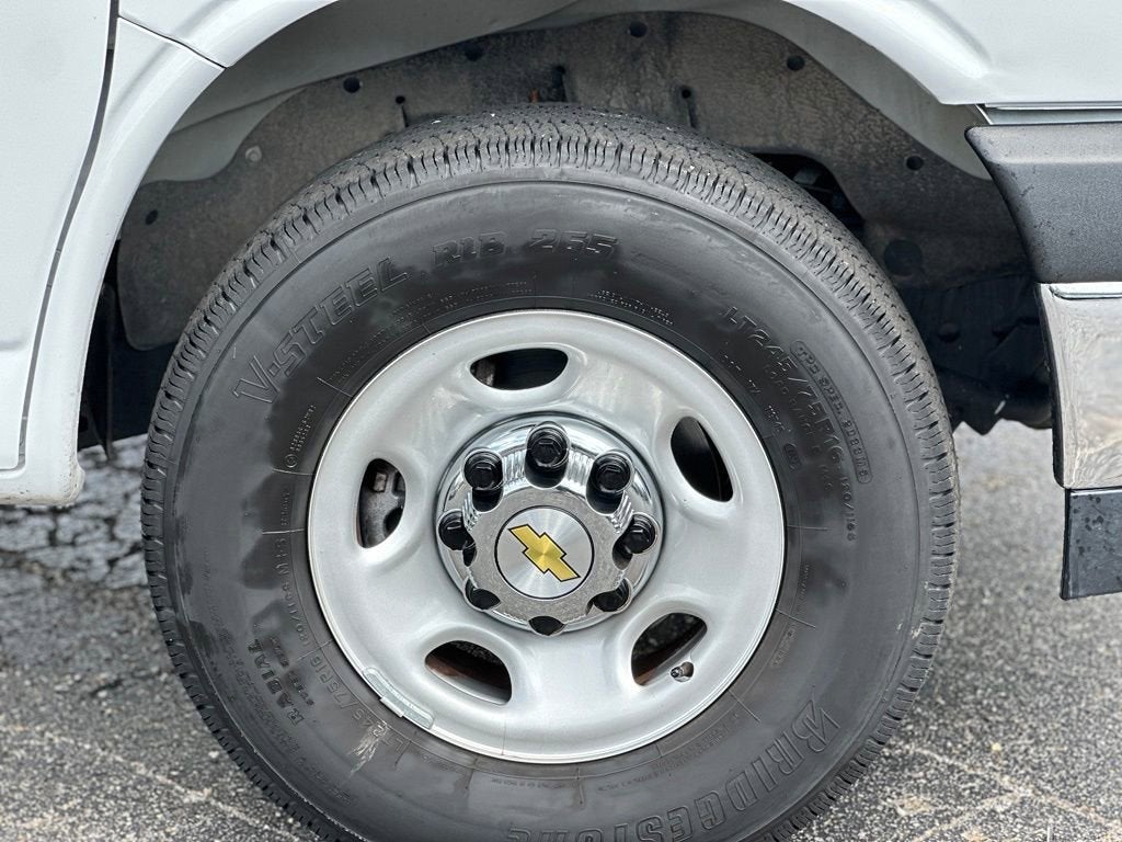 2025 Chevrolet Express Passenger 1LT
