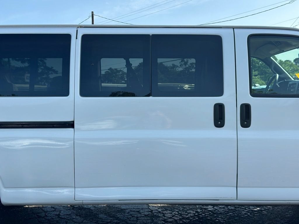 2024 Chevrolet Express Passenger 3500 1LT