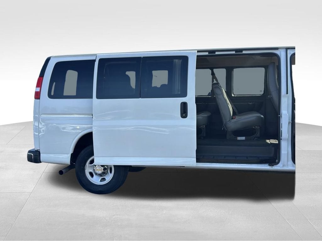 2024 Chevrolet Express Passenger 3500 1LT