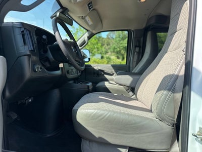 2024 Chevrolet Express Passenger 3500 1LT