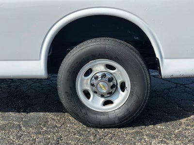 2024 Chevrolet Express Passenger 3500 1LT