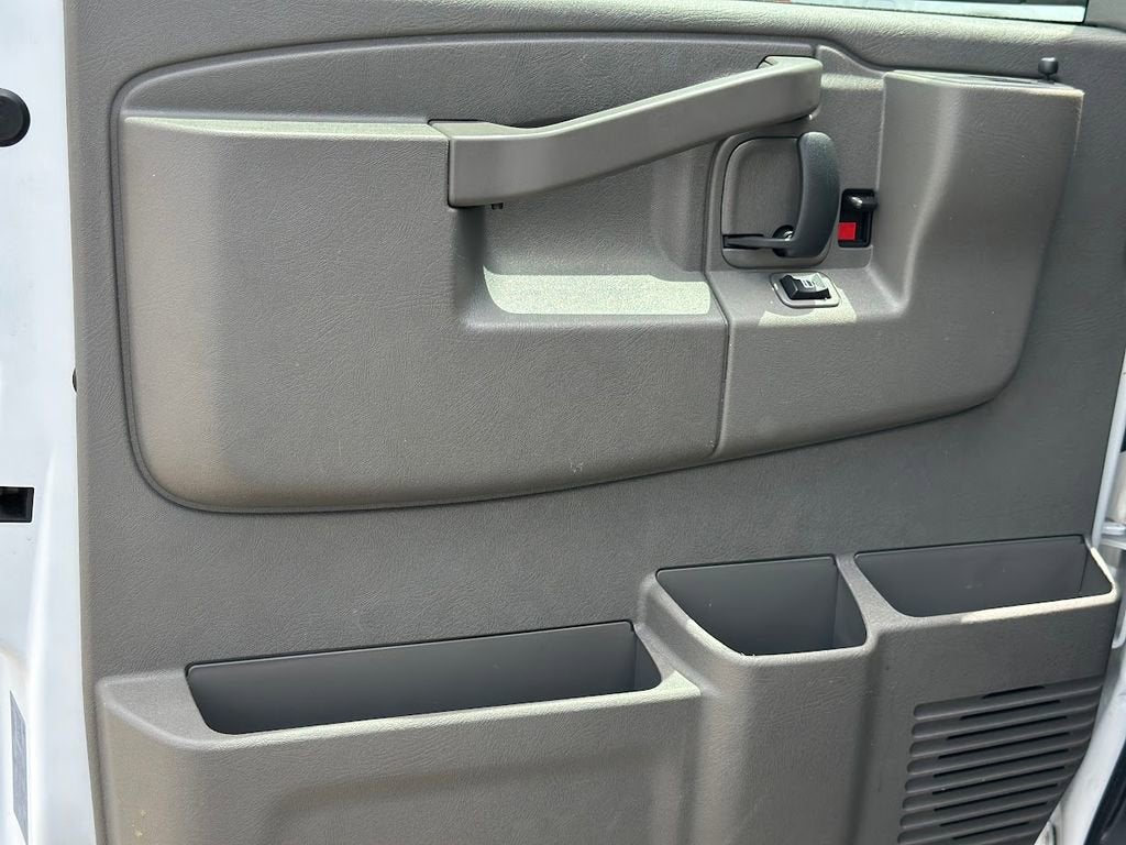 2024 Chevrolet Express Passenger 3500 1LT