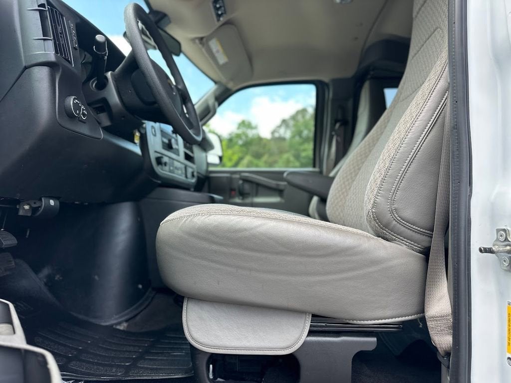 2024 Chevrolet Express Passenger 3500 1LT