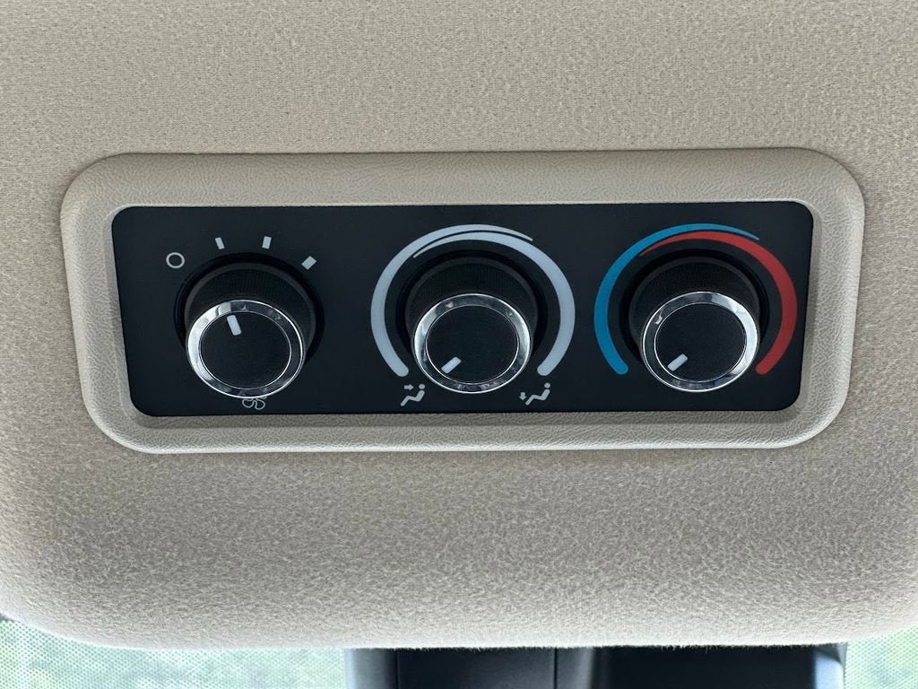 2024 Chevrolet Express Passenger 3500 1LT