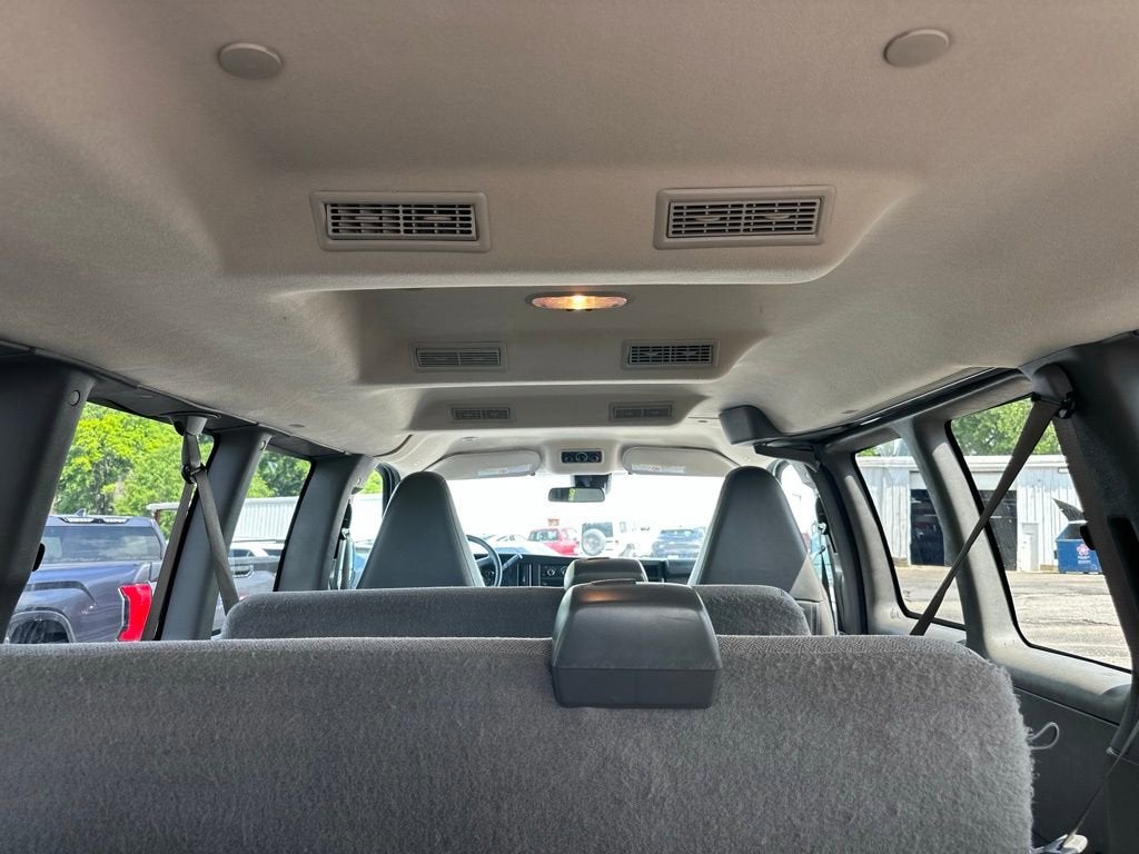 2025 Chevrolet Express Passenger 1LT