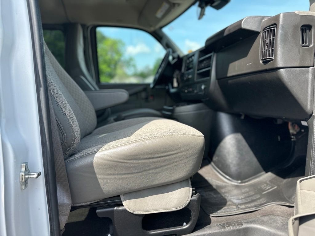 2025 Chevrolet Express Passenger 1LT