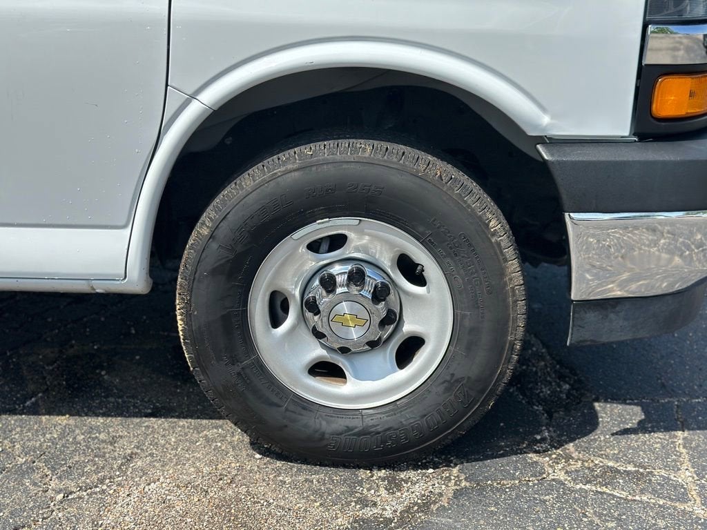 2025 Chevrolet Express Passenger 1LT