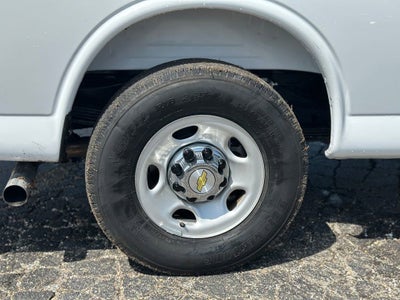 2025 Chevrolet Express Passenger 1LT