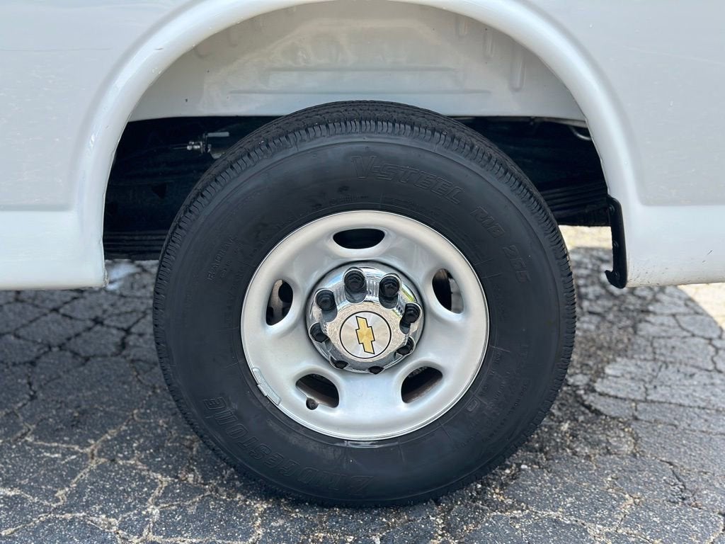 2025 Chevrolet Express Passenger 1LT