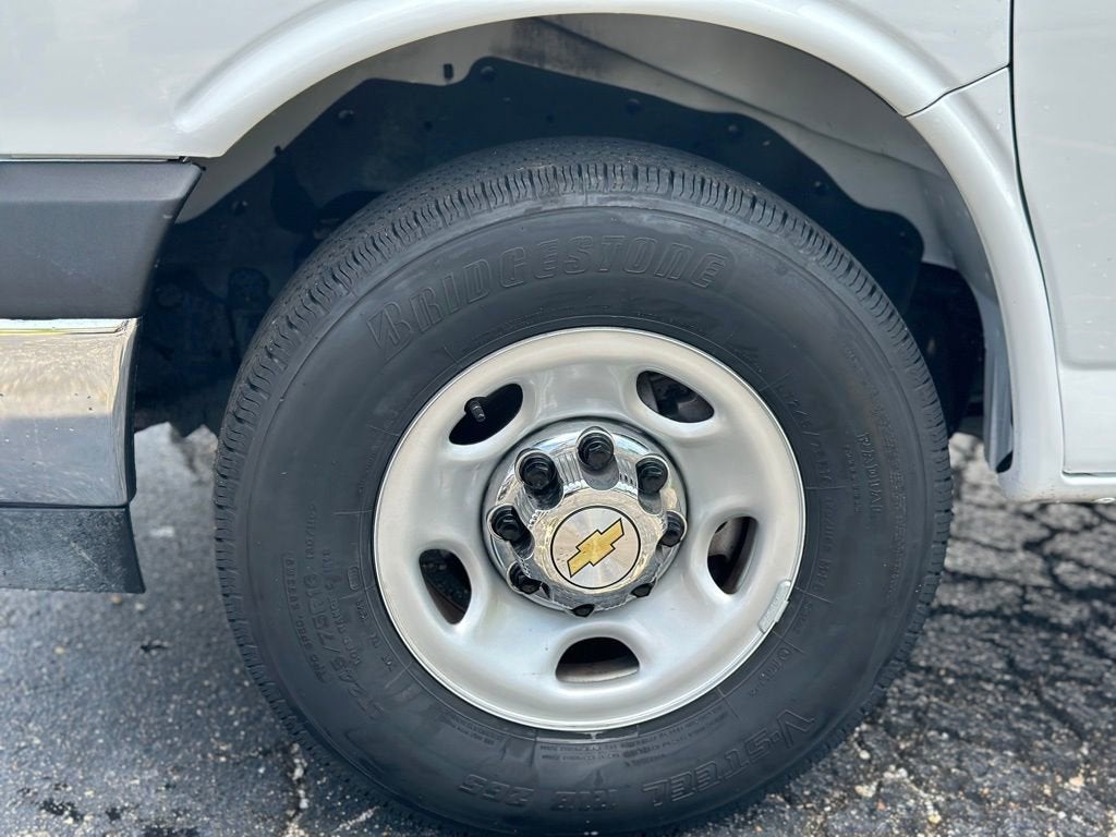 2025 Chevrolet Express Passenger 1LT