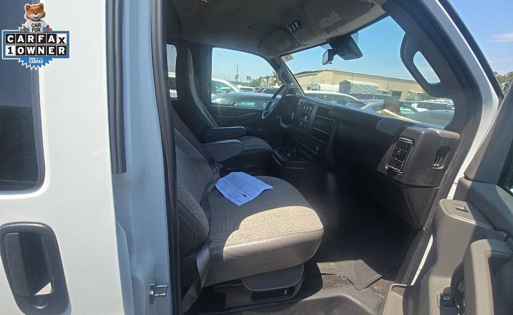 2025 Chevrolet Express Passenger 1LT