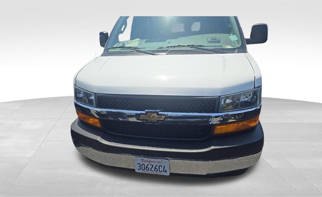 2025 Chevrolet Express Passenger 1LT