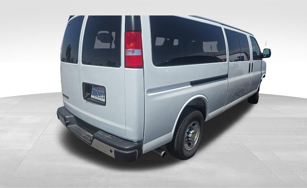 2025 Chevrolet Express Passenger 1LT