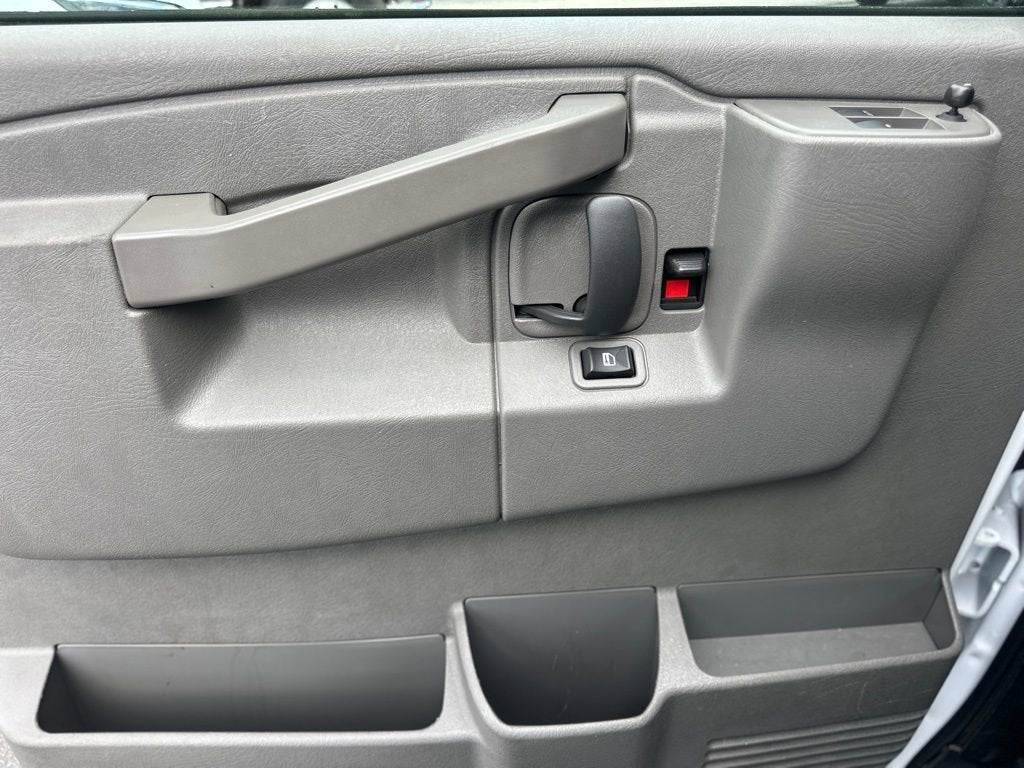 2025 Chevrolet Express Passenger 1LT