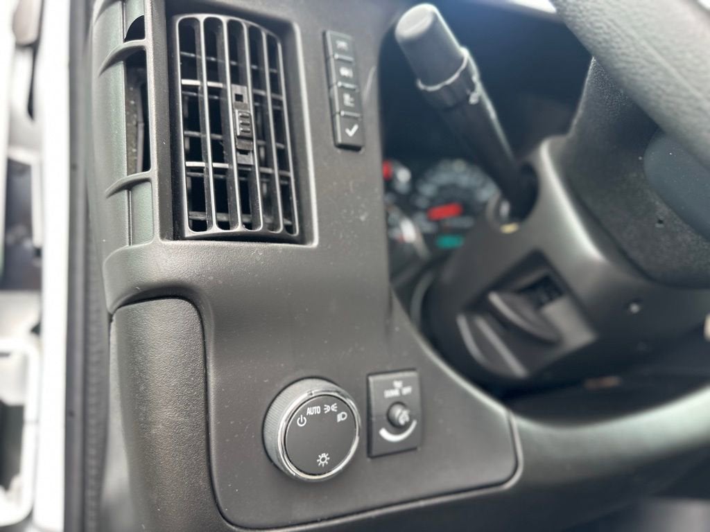 2025 Chevrolet Express Passenger 1LT