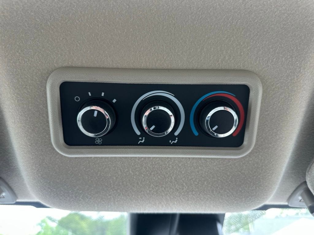 2025 Chevrolet Express Passenger 1LT