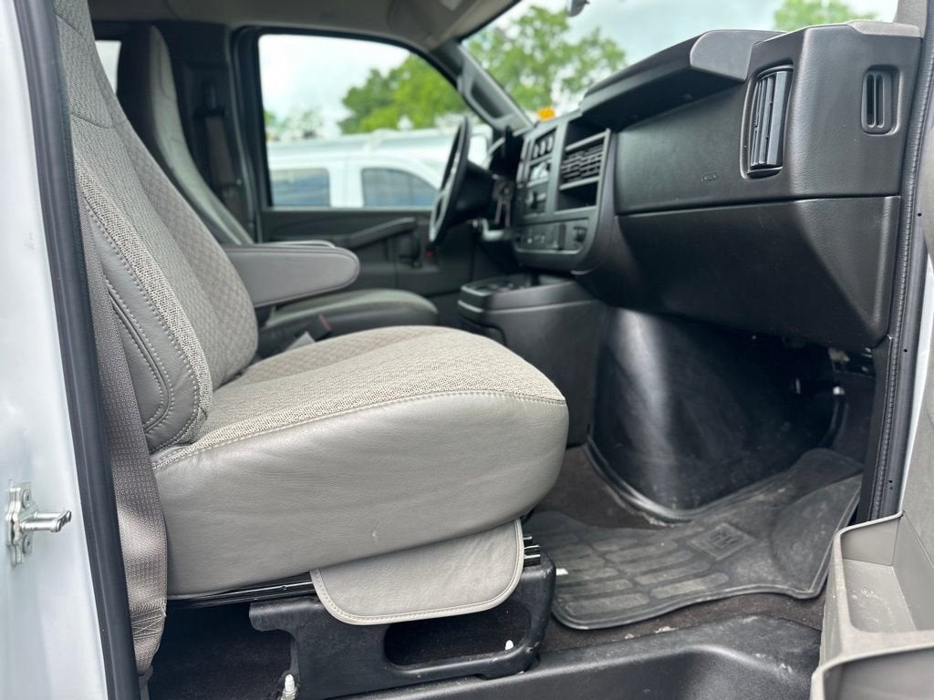 2025 Chevrolet Express Passenger 1LT