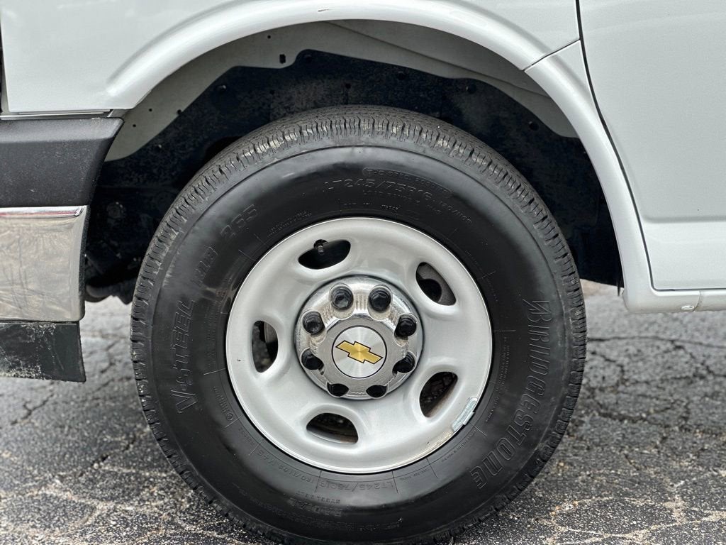 2025 Chevrolet Express Passenger 1LT