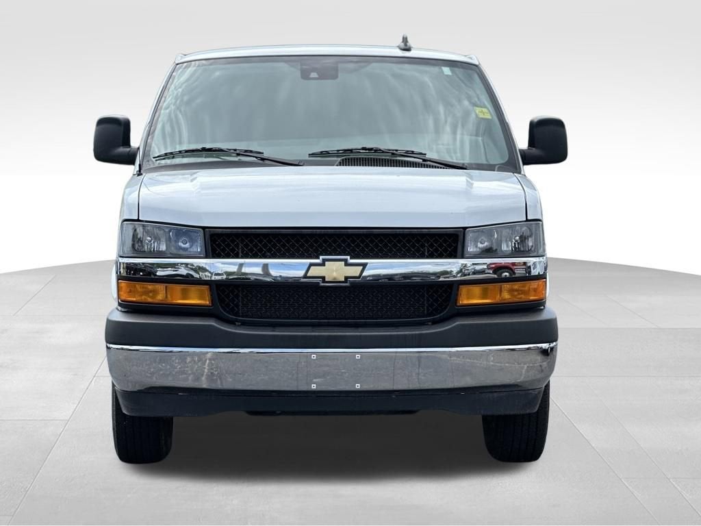 2025 Chevrolet Express Passenger 1LT