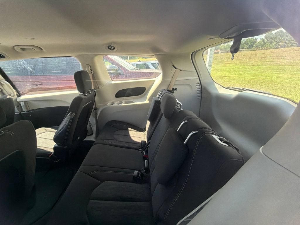 2022 Chrysler Voyager LX