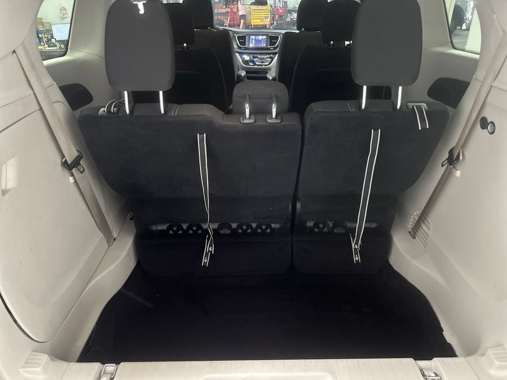 2022 Chrysler Voyager LX