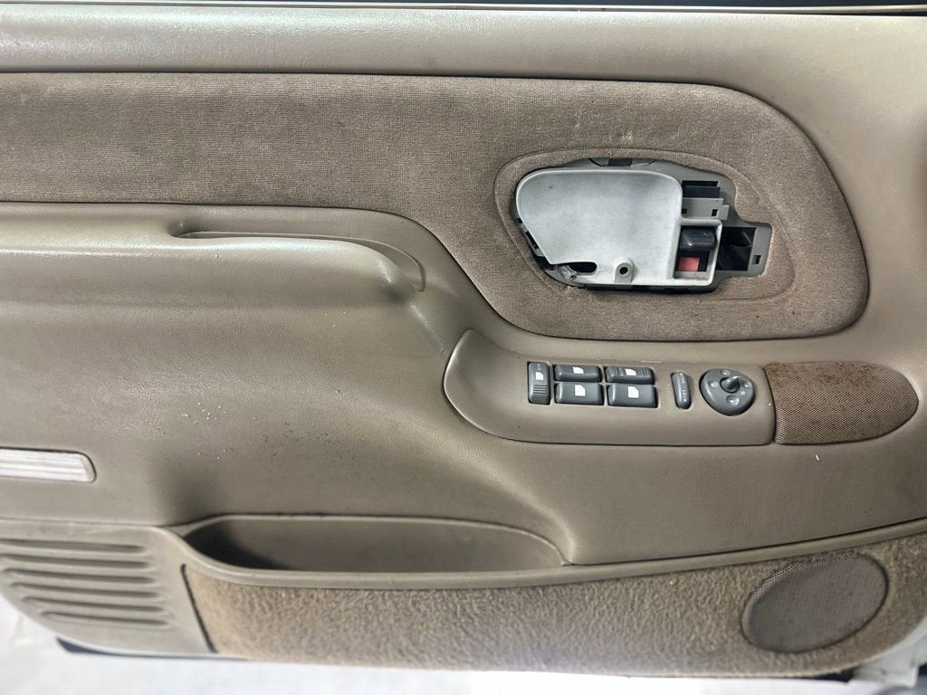 1999 Chevrolet Suburban Base