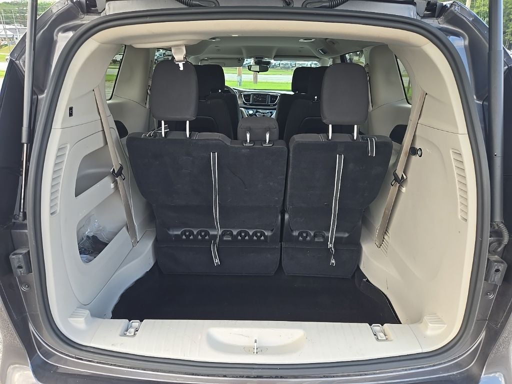 2023 Chrysler Voyager LX