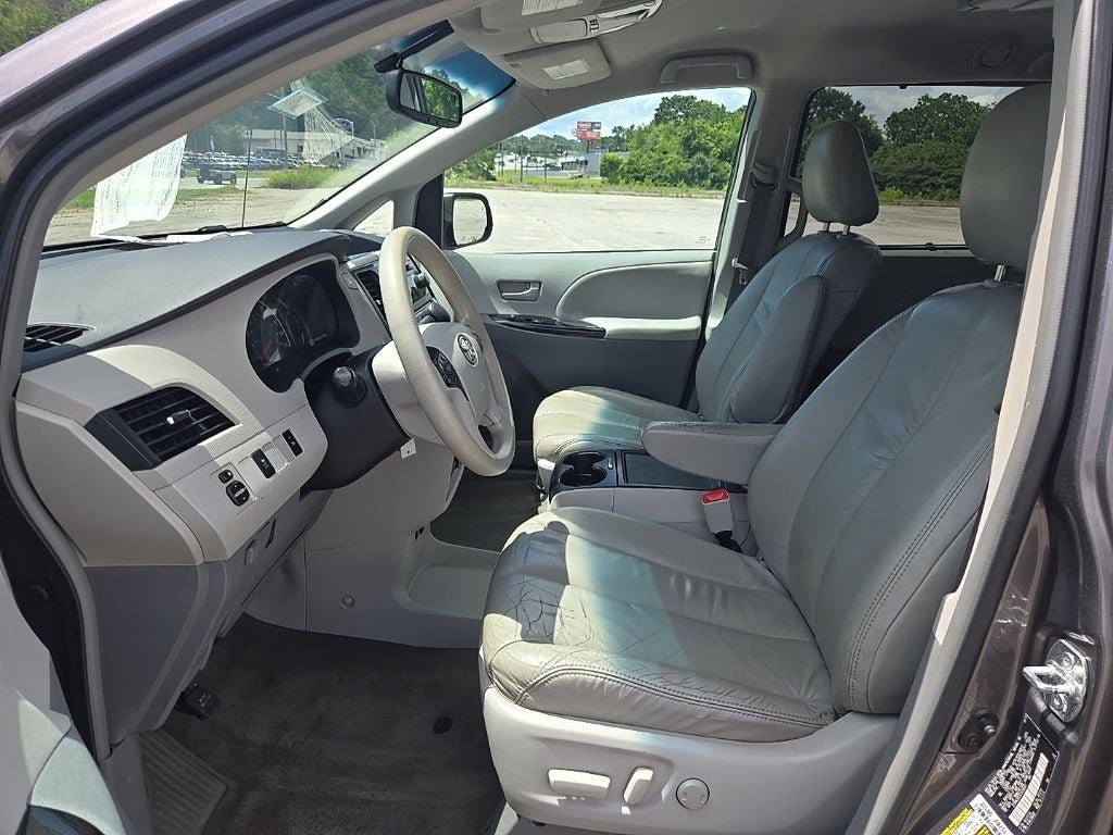 2014 Toyota Sienna LE 8 Passenger