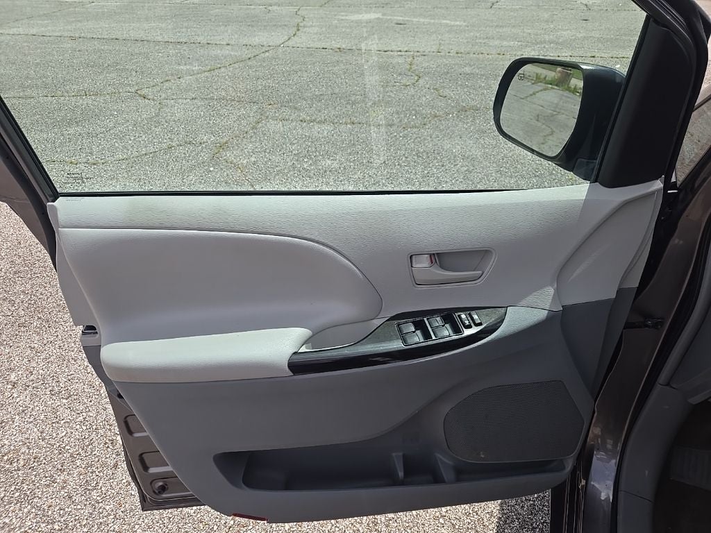 2014 Toyota Sienna LE 8 Passenger