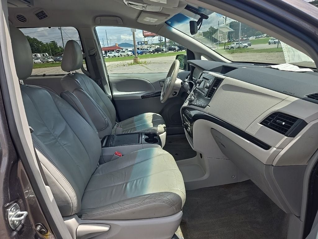 2014 Toyota Sienna LE 8 Passenger